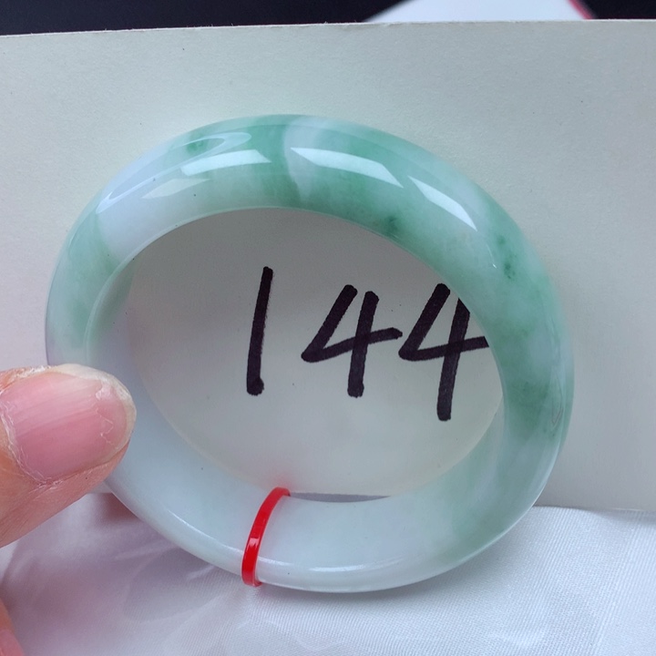 翡翠手镯未镶嵌翡翠