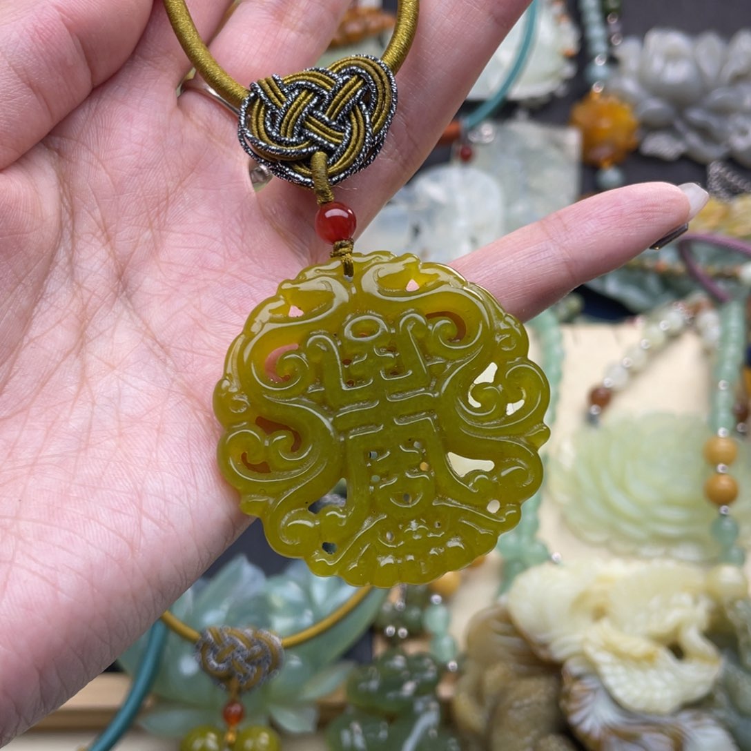 蛇纹石玉颈饰未镶嵌