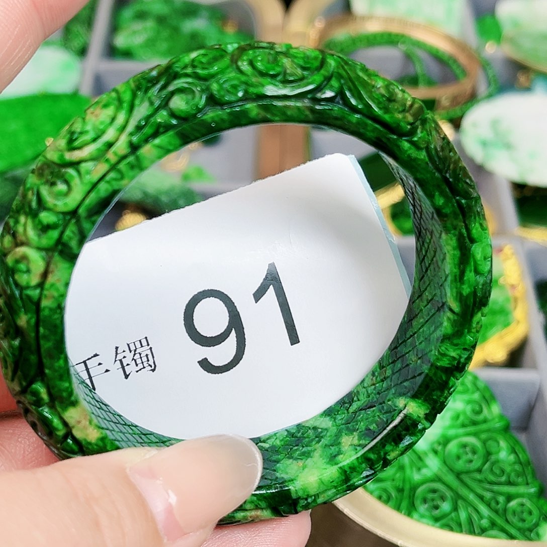 翡翠颈饰未镶嵌手镯