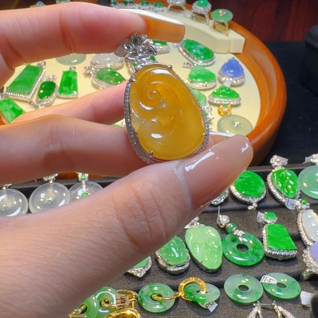 翡翠18K金镶嵌颈饰如意吊坠