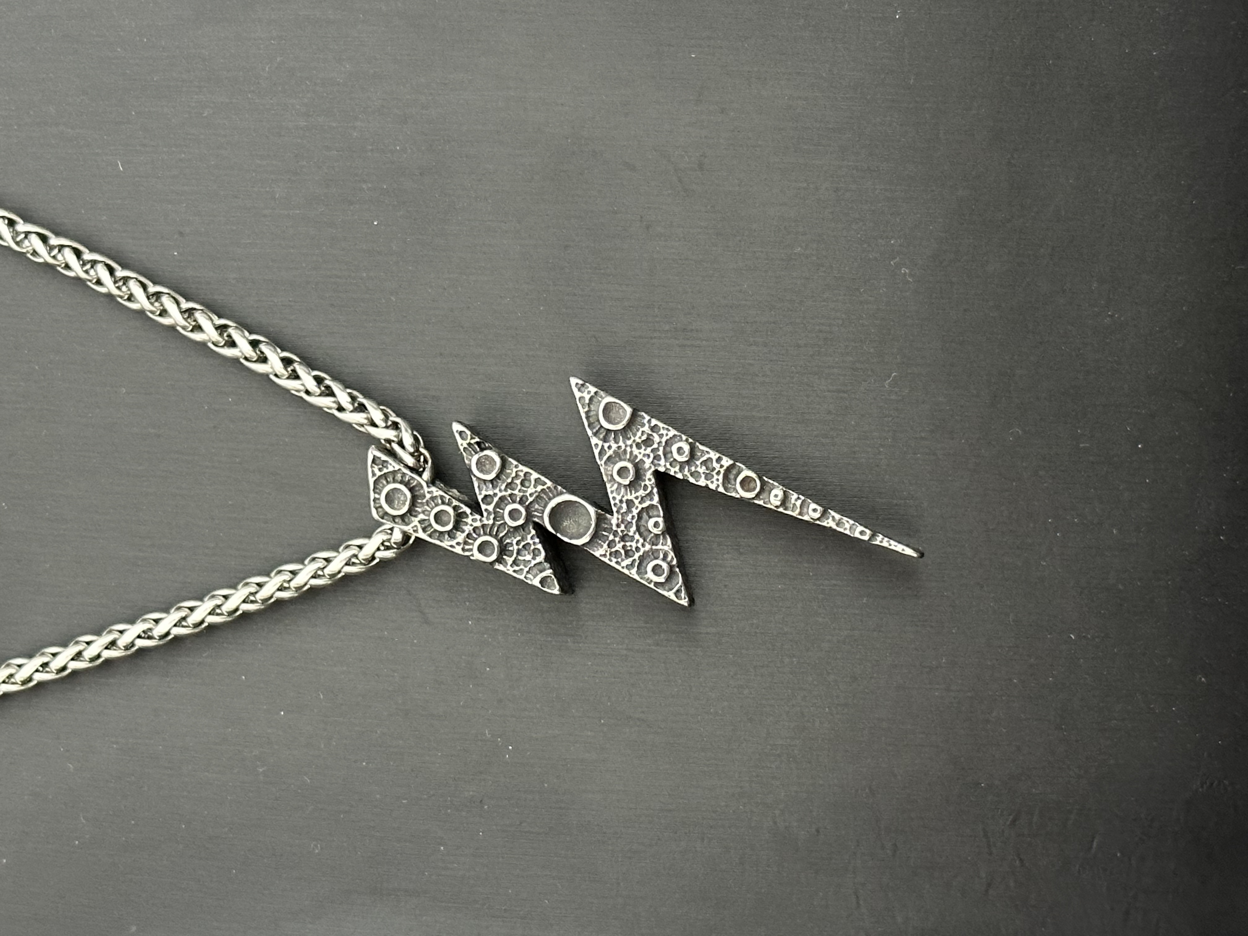 钛钢吊坠 闪电时尚重工复古男士项链朋克风嘻哈毛衣链个性小众潮