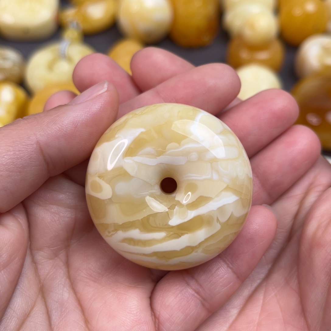 琥珀裸石未镶嵌虎皮纹扣