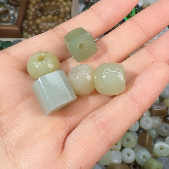 轩***轩和田玉未镶嵌颈饰拍5