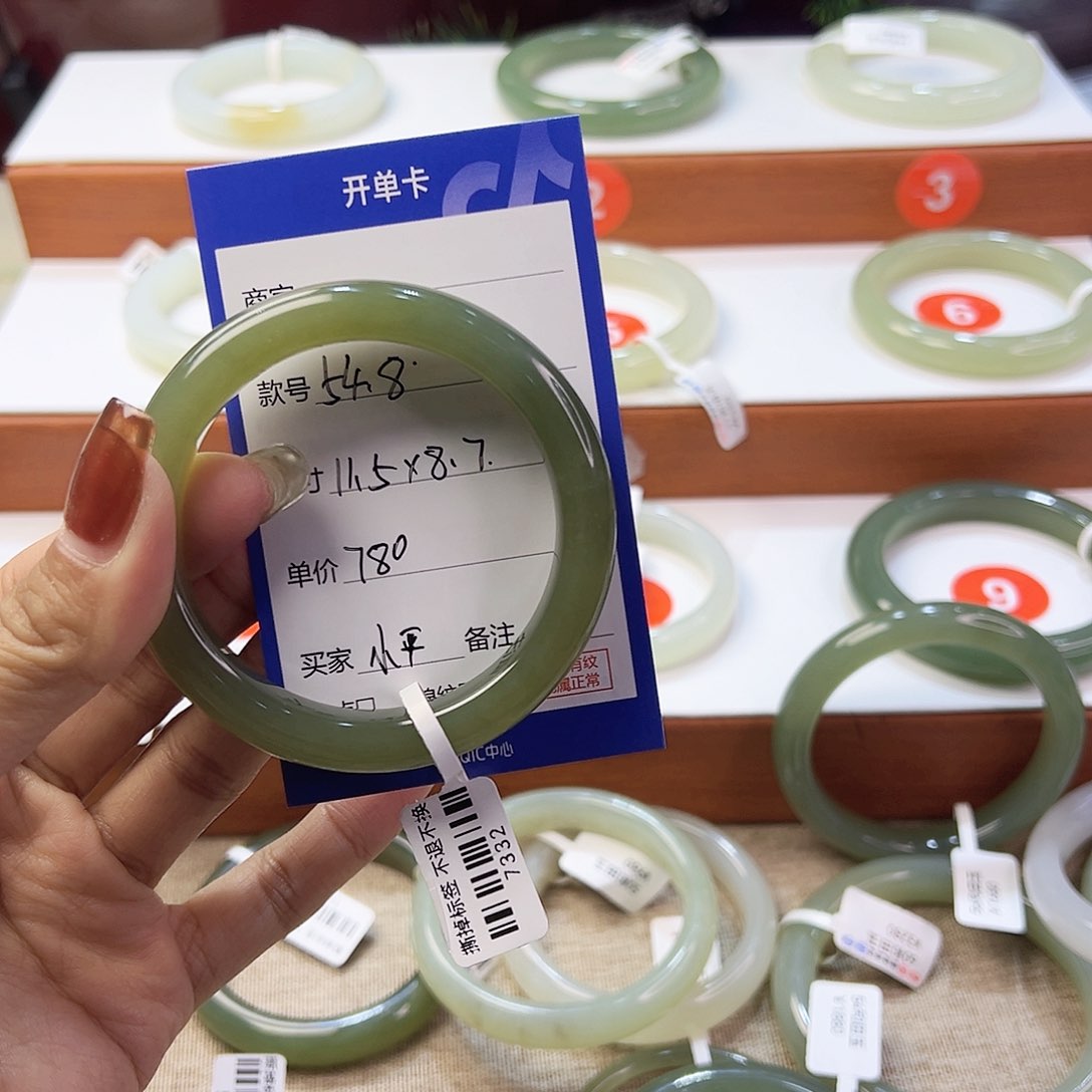 未镶嵌手镯和田玉小*姐