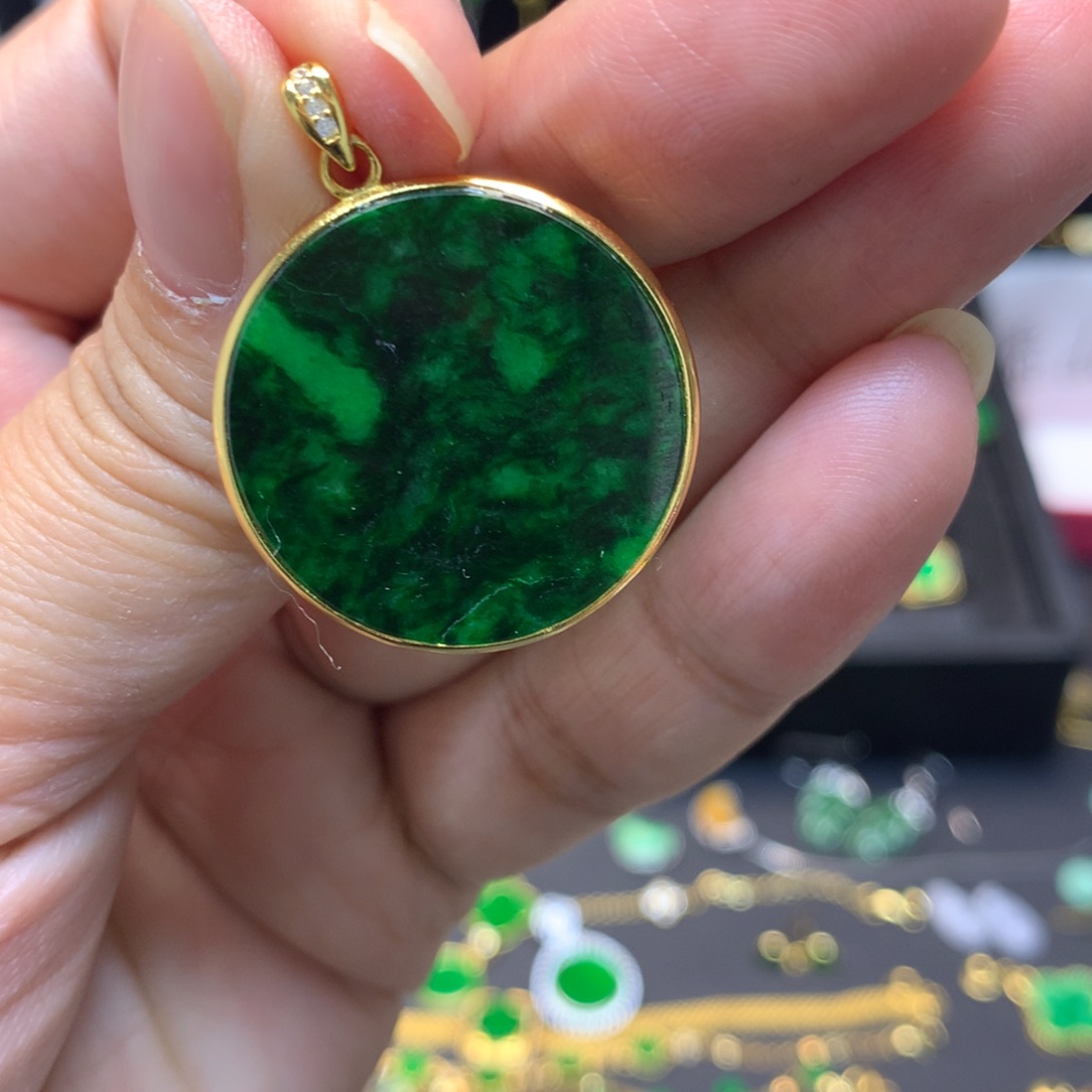 翡翠未镶嵌颈饰有纹