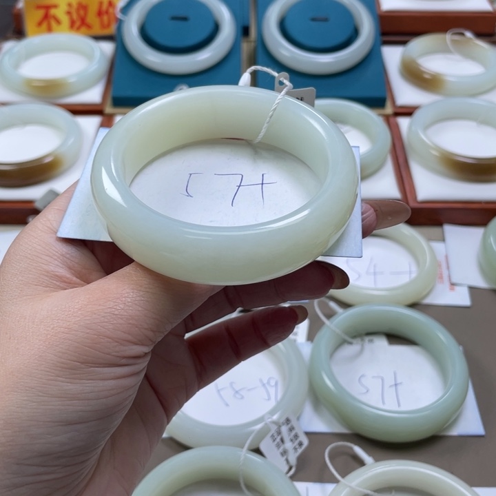 和田玉手镯未镶嵌