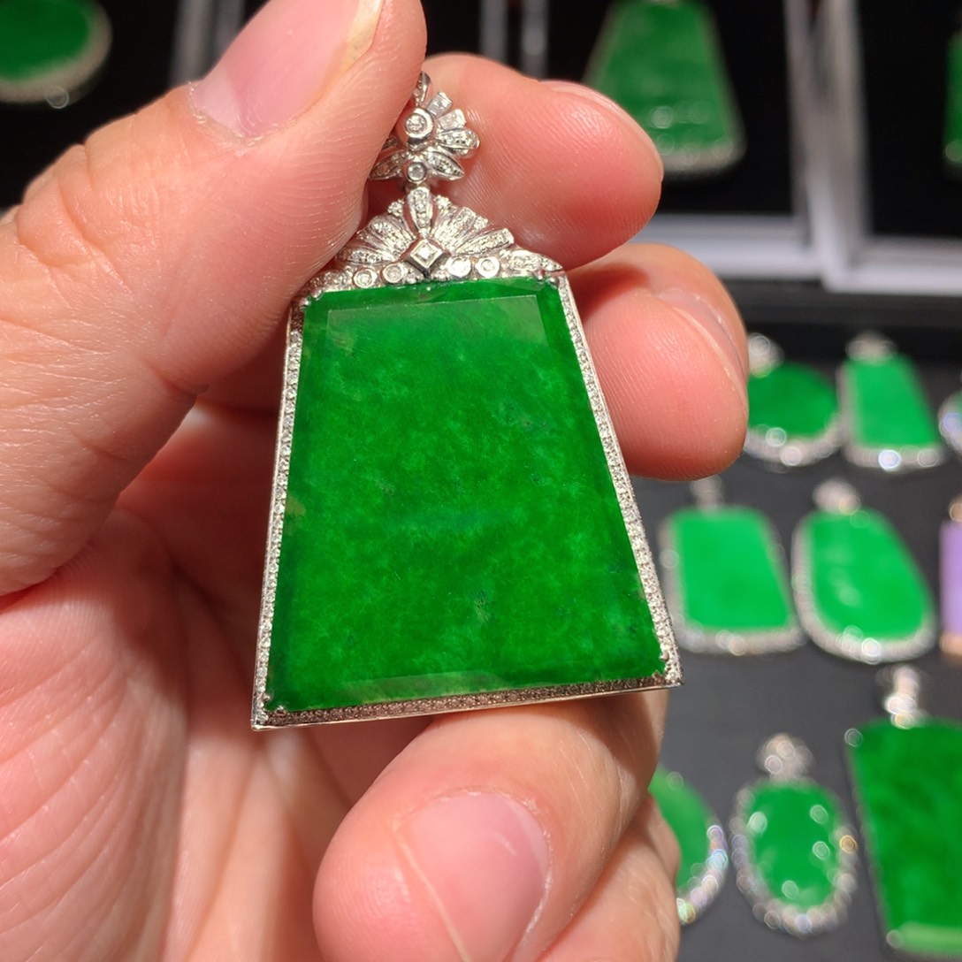 翡翠颈饰18K金镶嵌?****翡翠