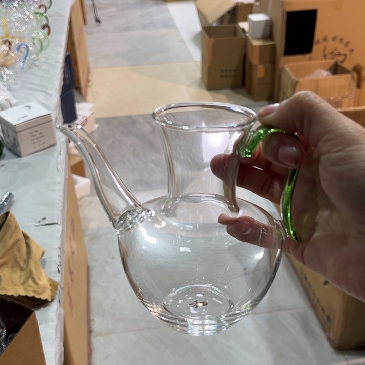 俏然茶海绿把。          