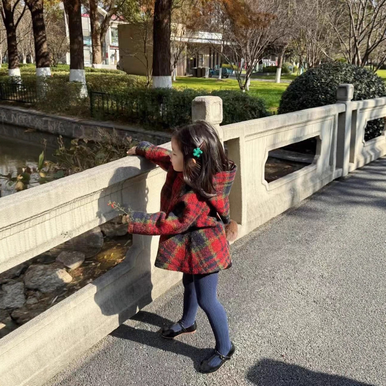 0615红色格子呢外套 圣诞女童斗篷外套可爱复古高级感格纹连帽