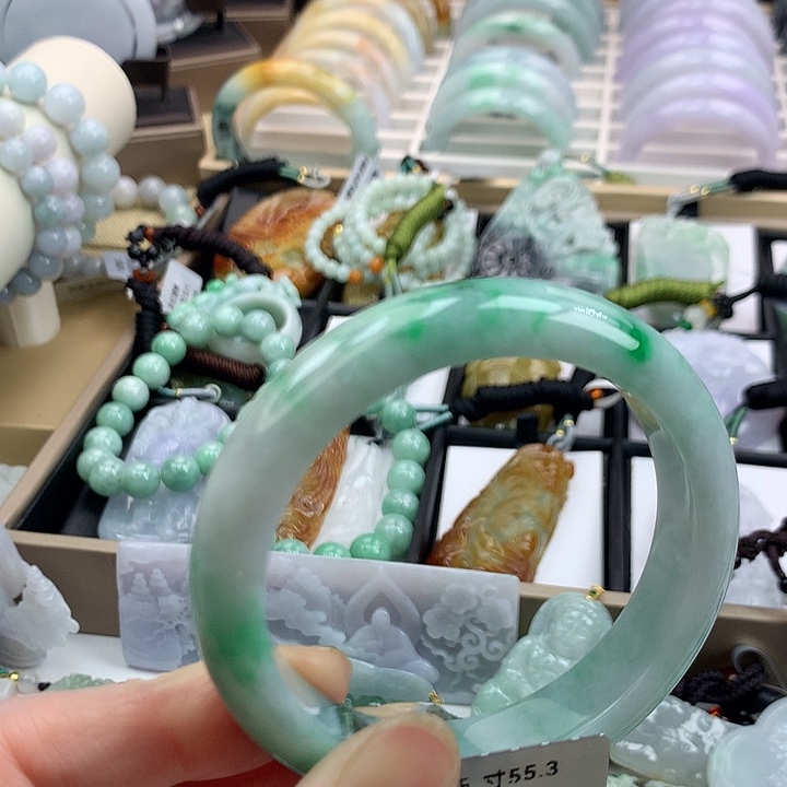翡翠手镯未镶嵌吊坠