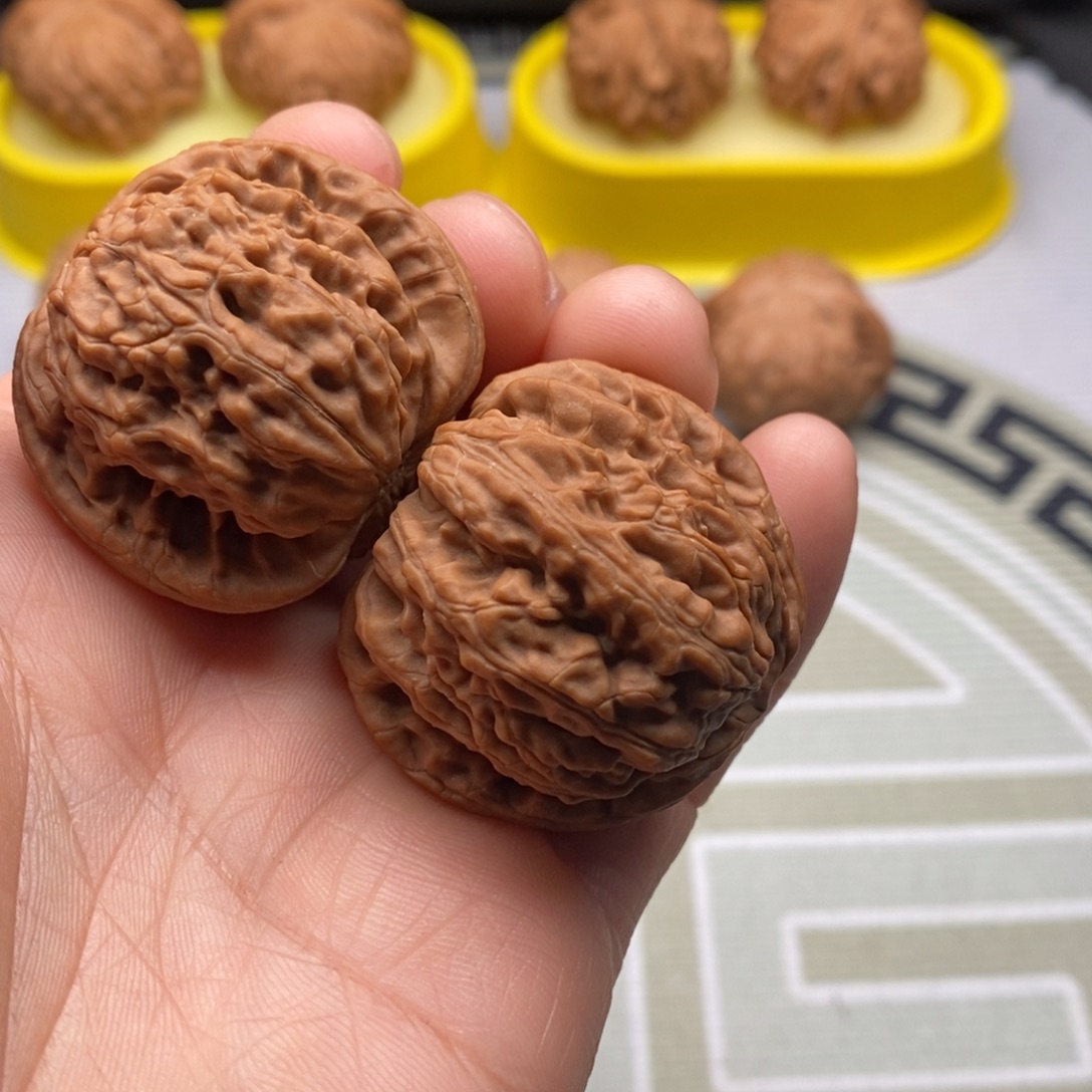 文玩核桃吊坠白狮子