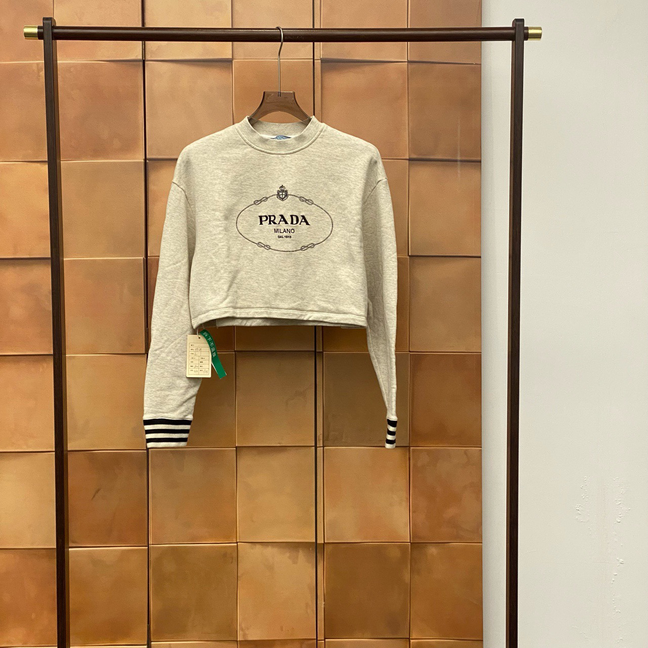 Prada 23ss大爆款灰色字母logo短款卫衣/L码/99新/27938