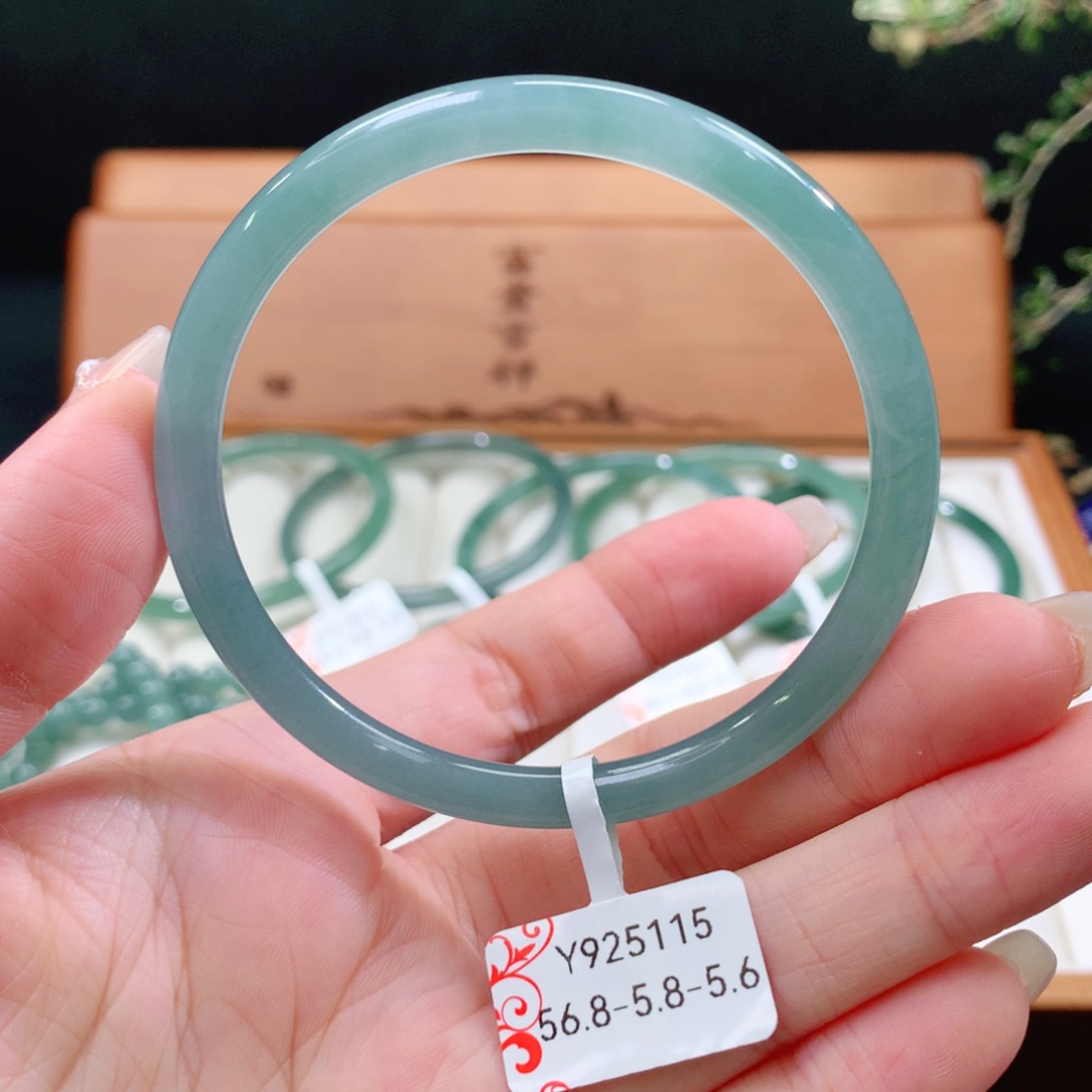 翡翠手镯未镶嵌天然
