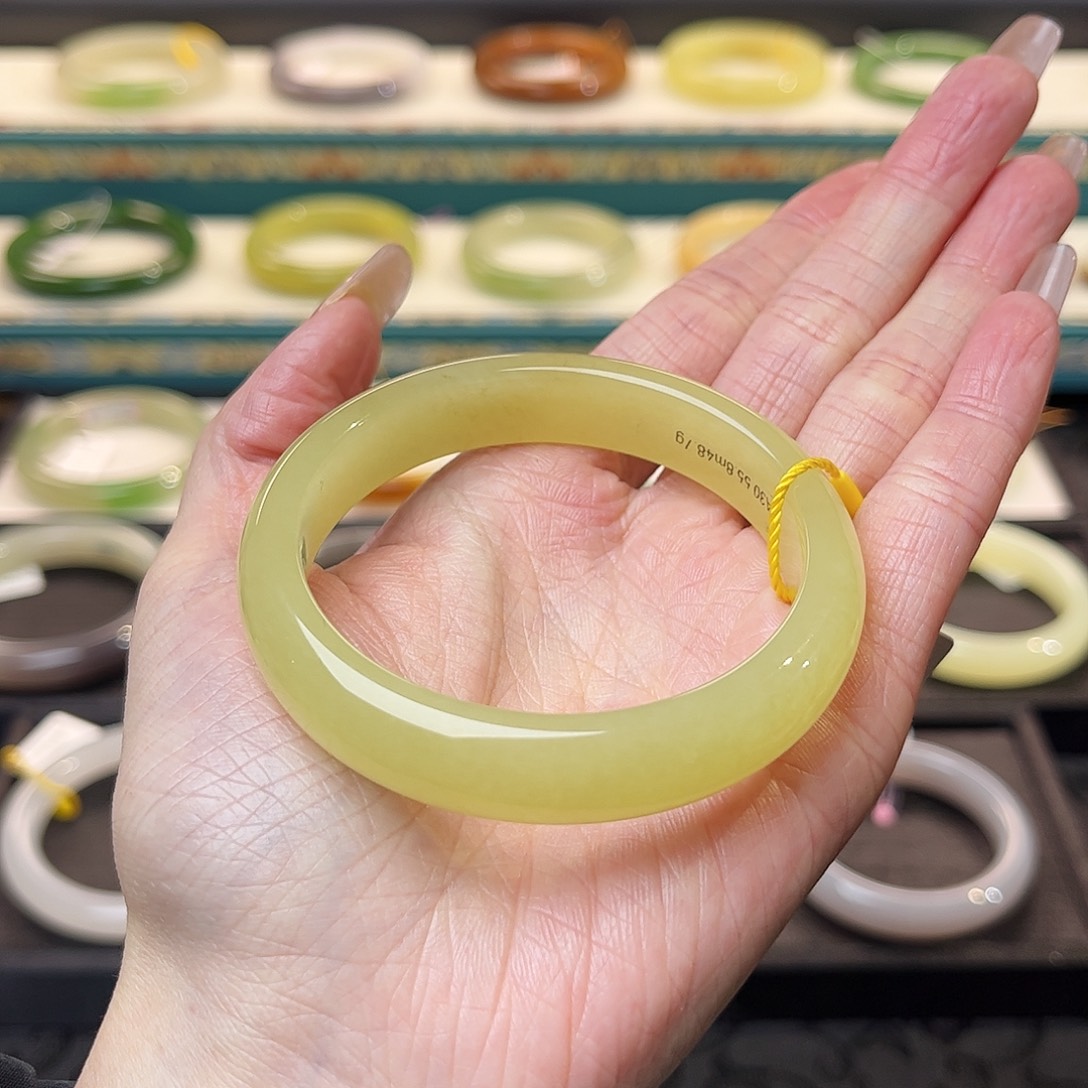 和田玉手镯未镶嵌鸡油黄