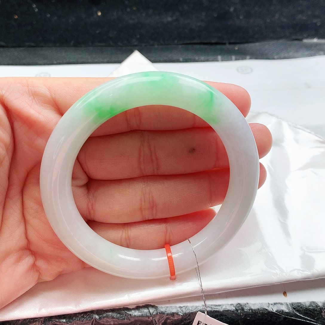 翡翠手镯未镶嵌56圈口