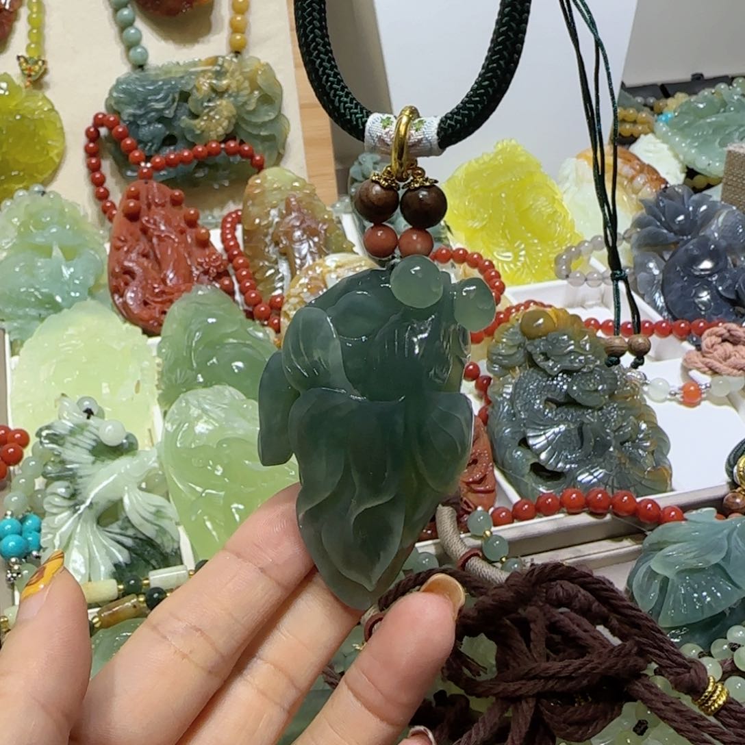 未镶嵌蛇纹石玉吊坠