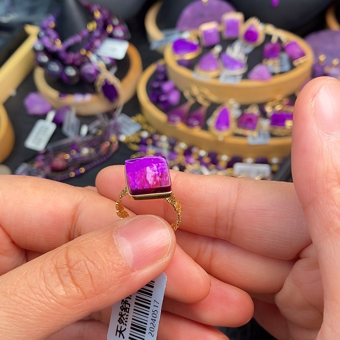 18K金镶嵌苏纪石（舒俱来）戒指