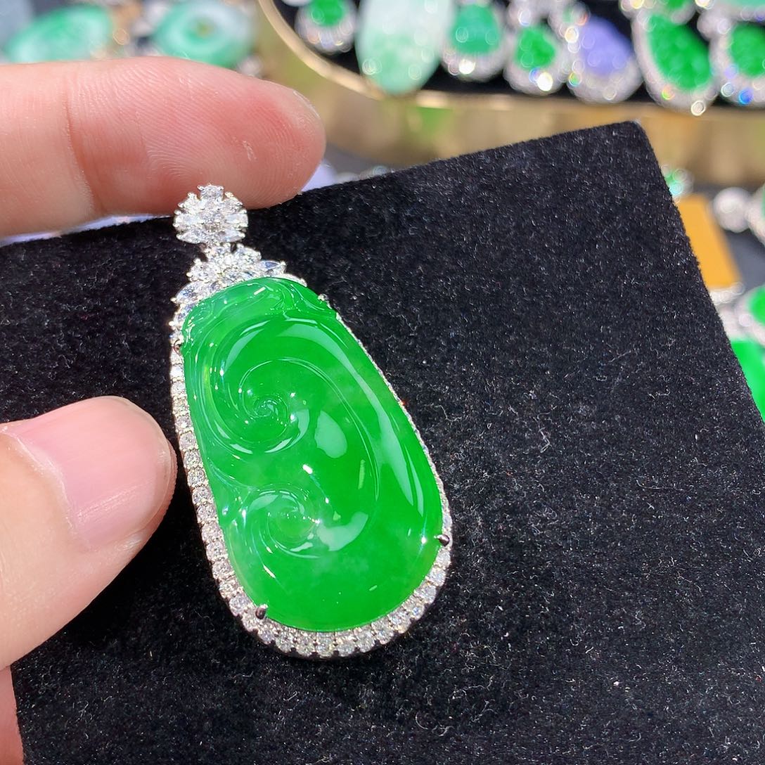 翡翠18K金镶嵌颈饰