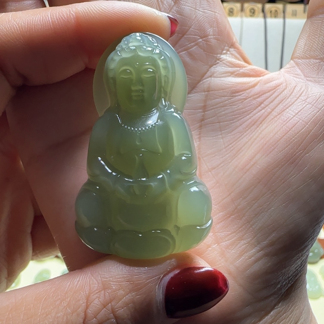 和田玉颈饰未镶嵌开****?