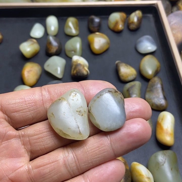 温***玉和田玉（糖玉）未镶嵌珠宝奇石