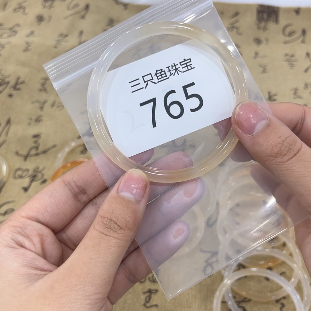 玛瑙/玉髓手镯未镶嵌幸**女