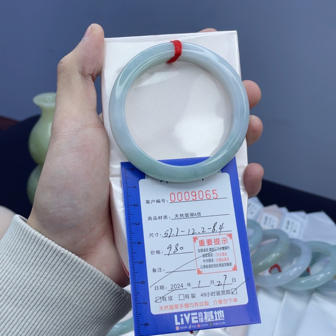 翡翠手镯未镶嵌翡翠手镯