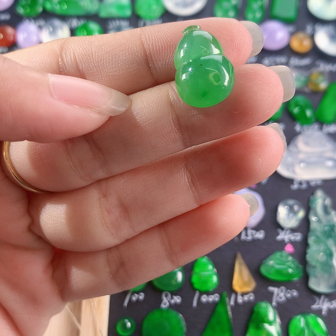 【闪购商品】翡翠颈饰未镶嵌胖绿葫芦