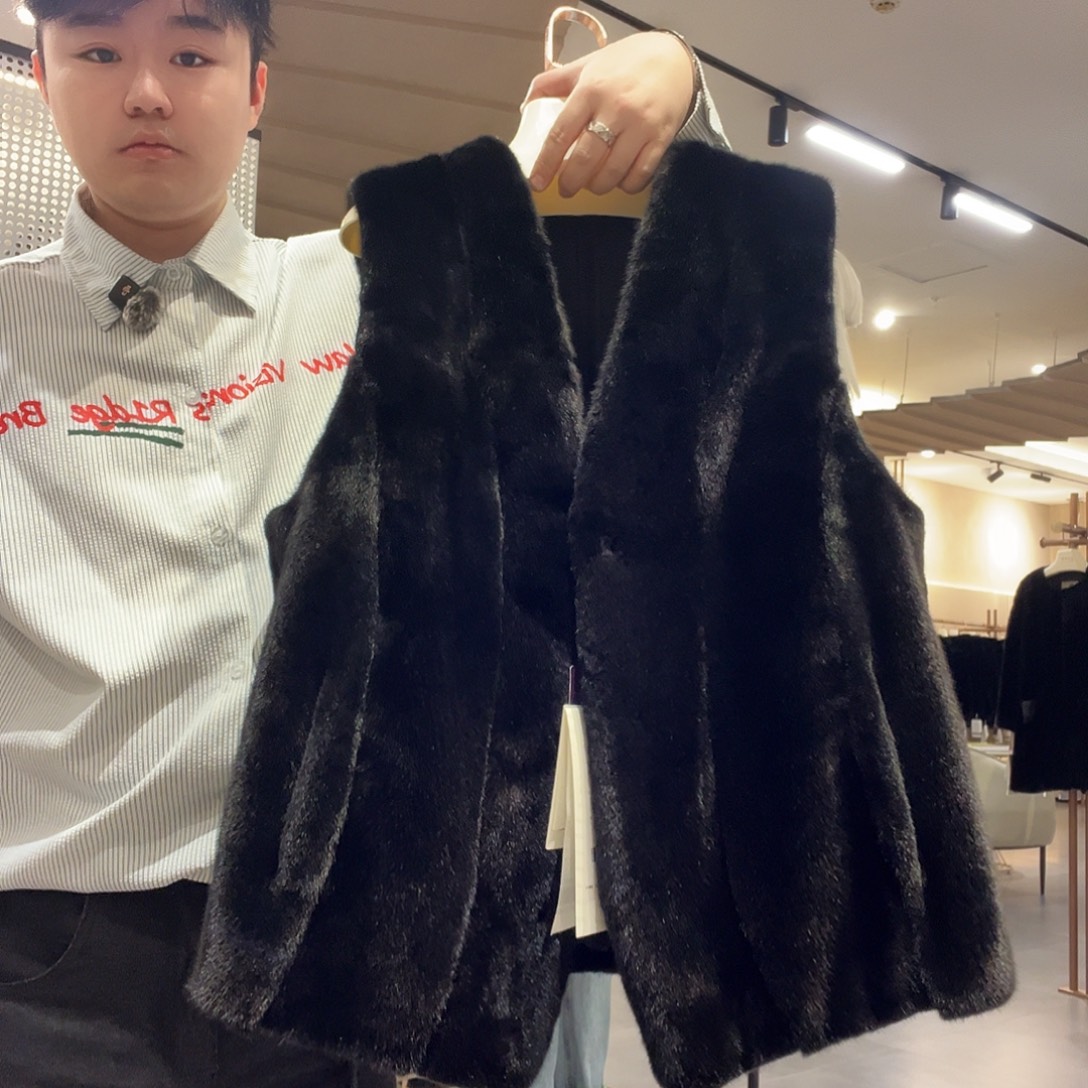 黑色短款女装外套
