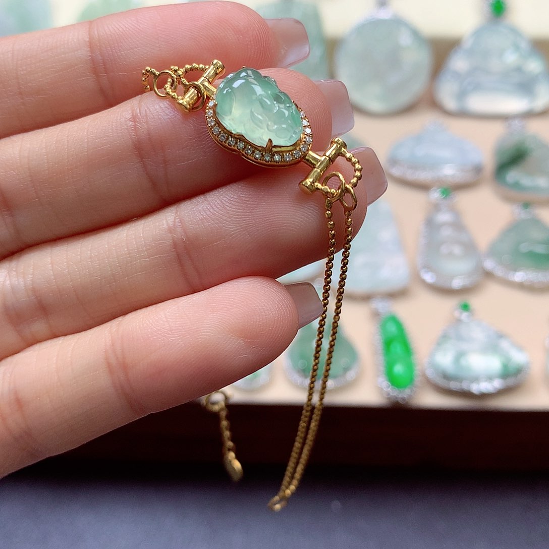 翡翠颈饰18K金镶嵌翡翠