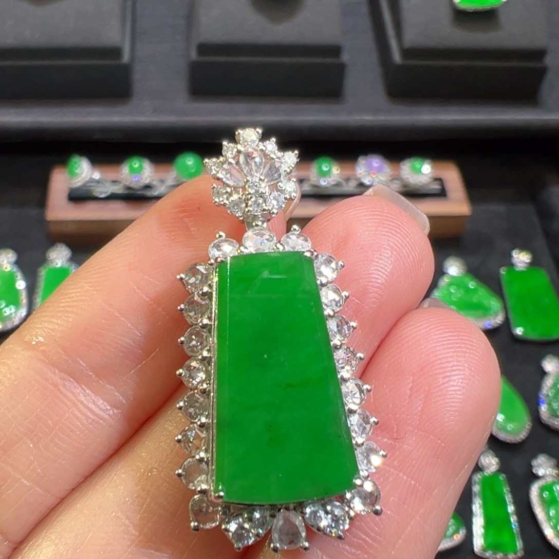 翡翠颈饰18K金镶嵌收到货48小时鉴赏期