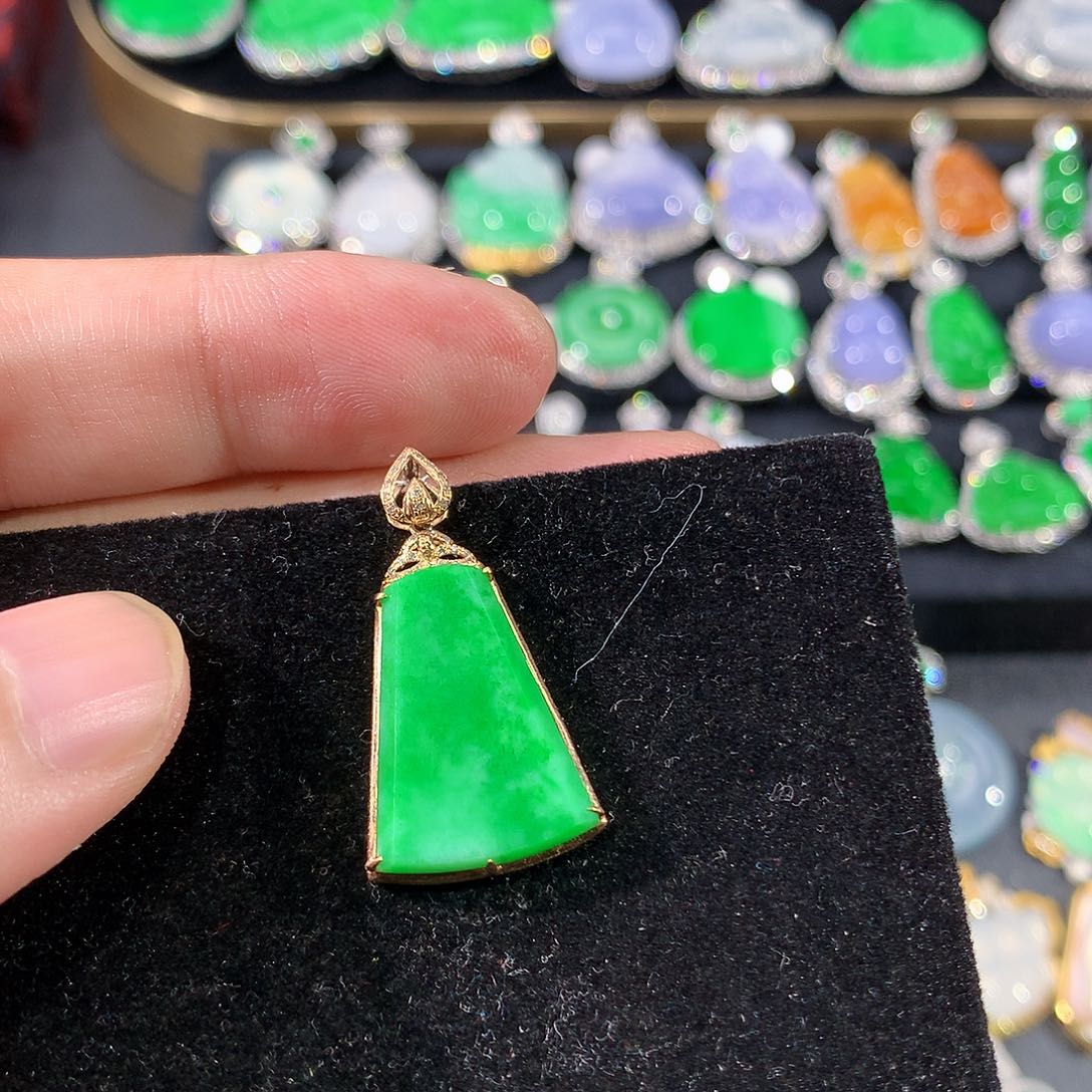 翡翠18K金镶嵌颈饰