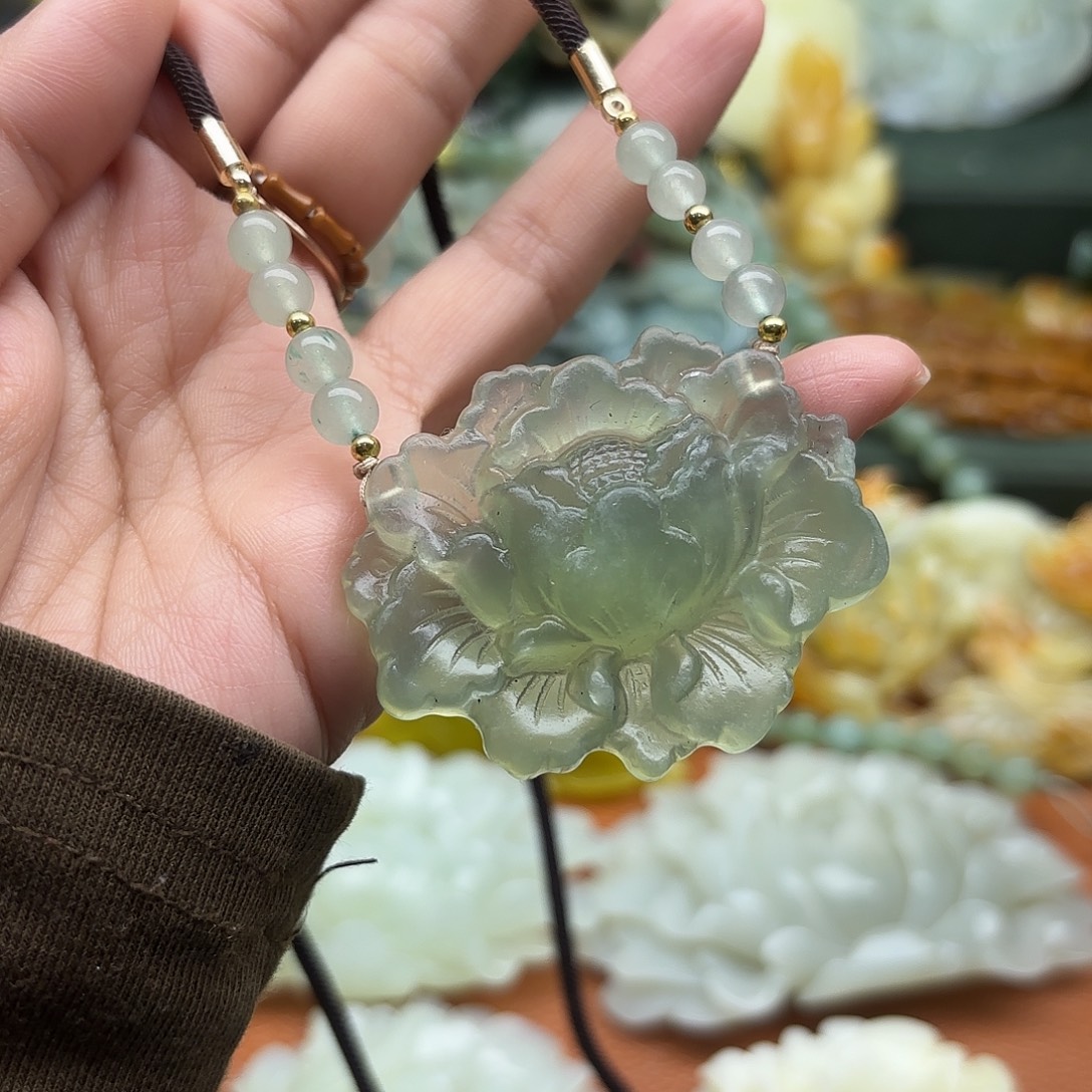 蛇纹石玉未镶嵌颈饰