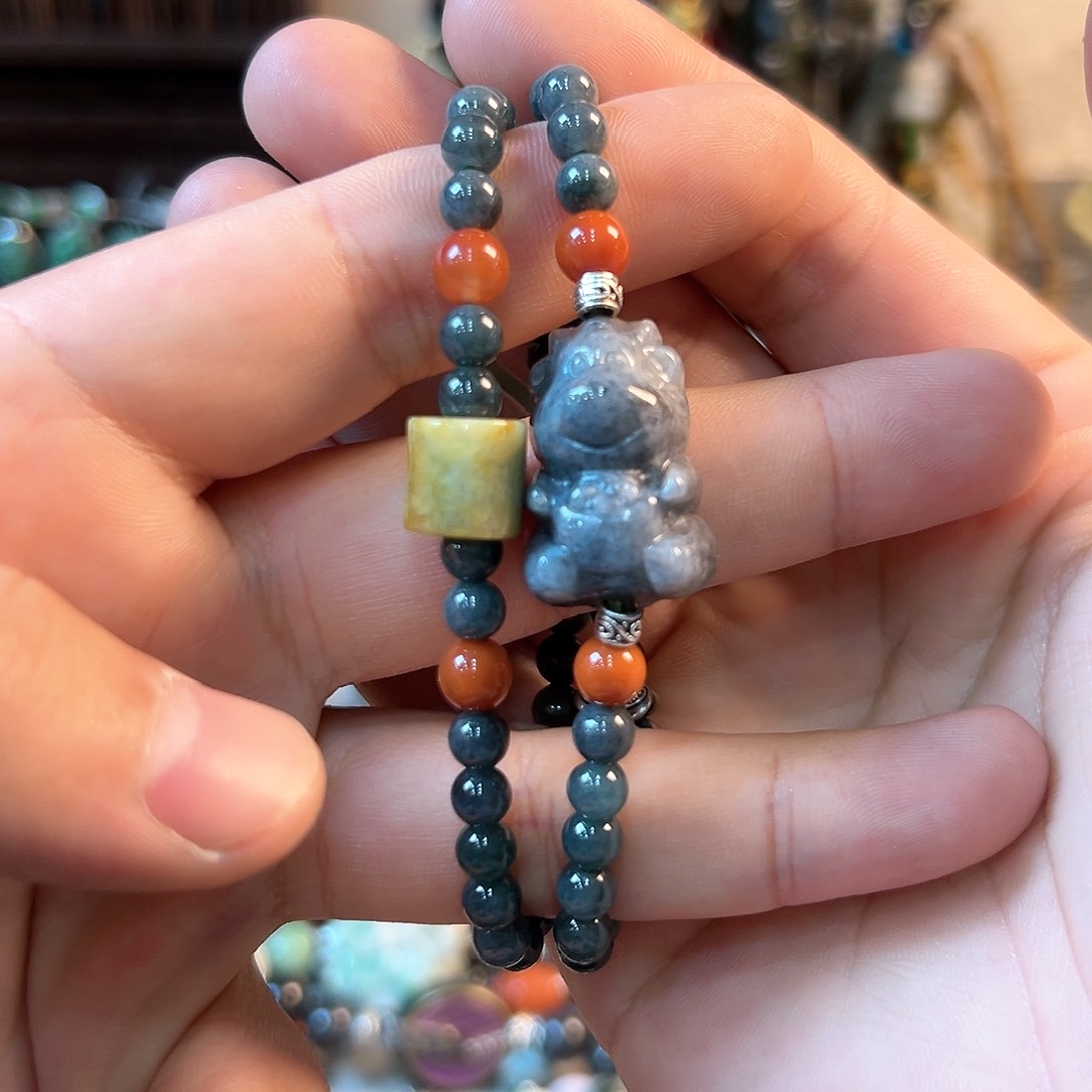 翡翠颈饰未镶嵌手串