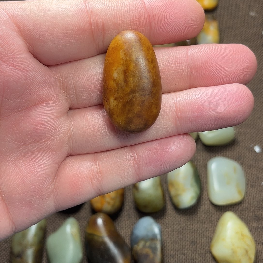 海***秋和田玉未镶嵌珠宝奇石