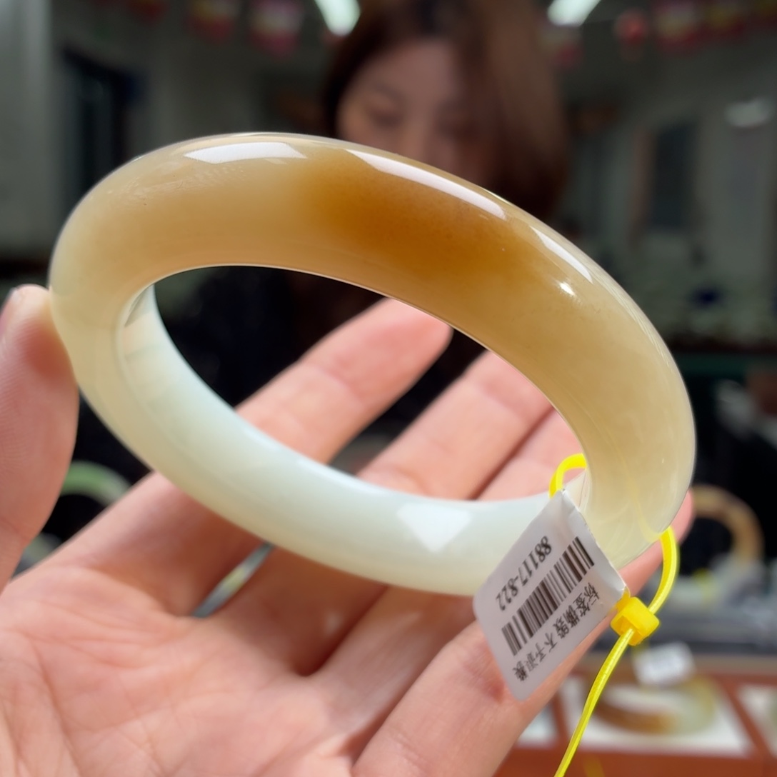 和田玉手镯未镶嵌糖**?