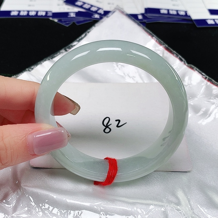 翡翠手镯未镶嵌翡翠手镯未镶嵌