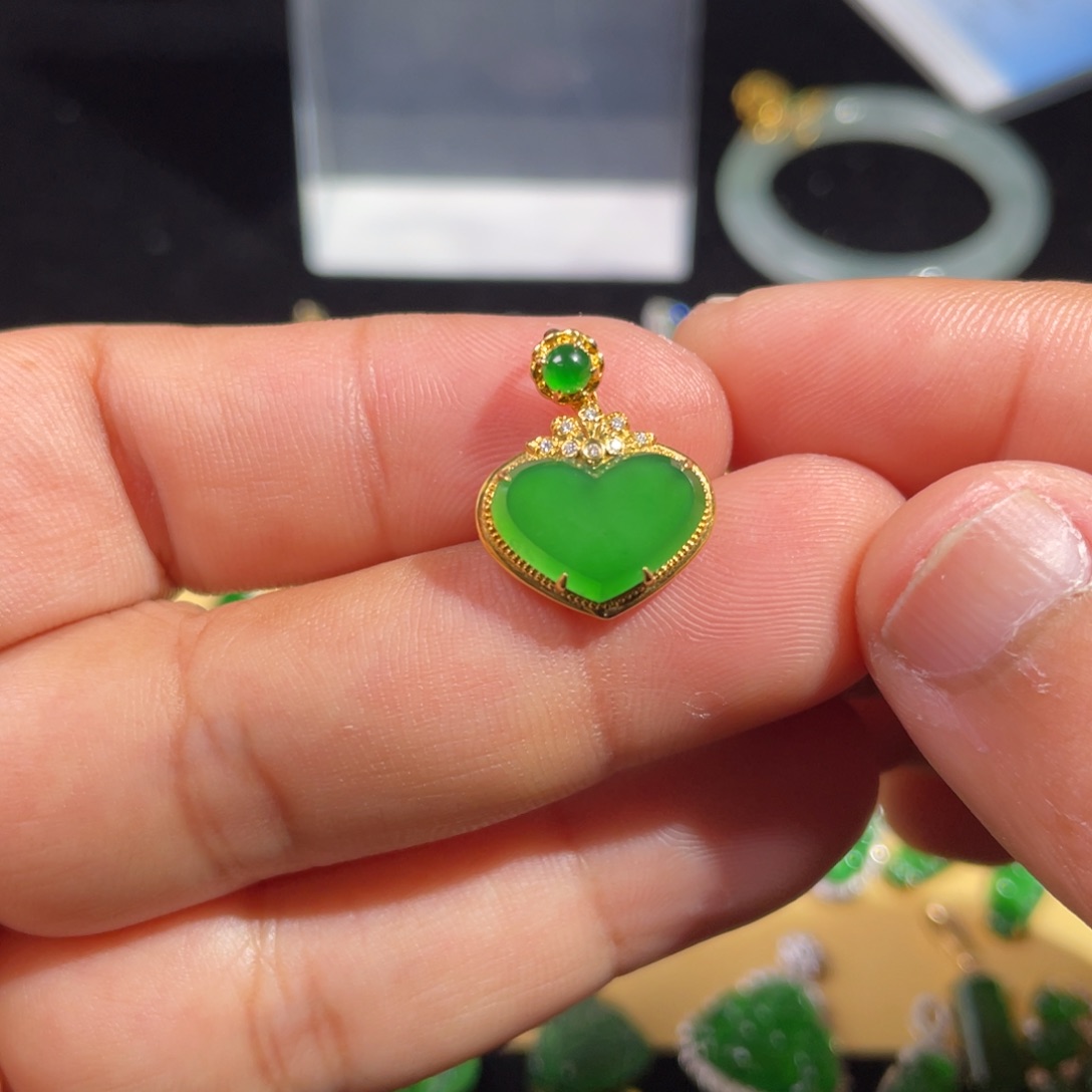 翡翠颈饰18K金镶嵌翡翠