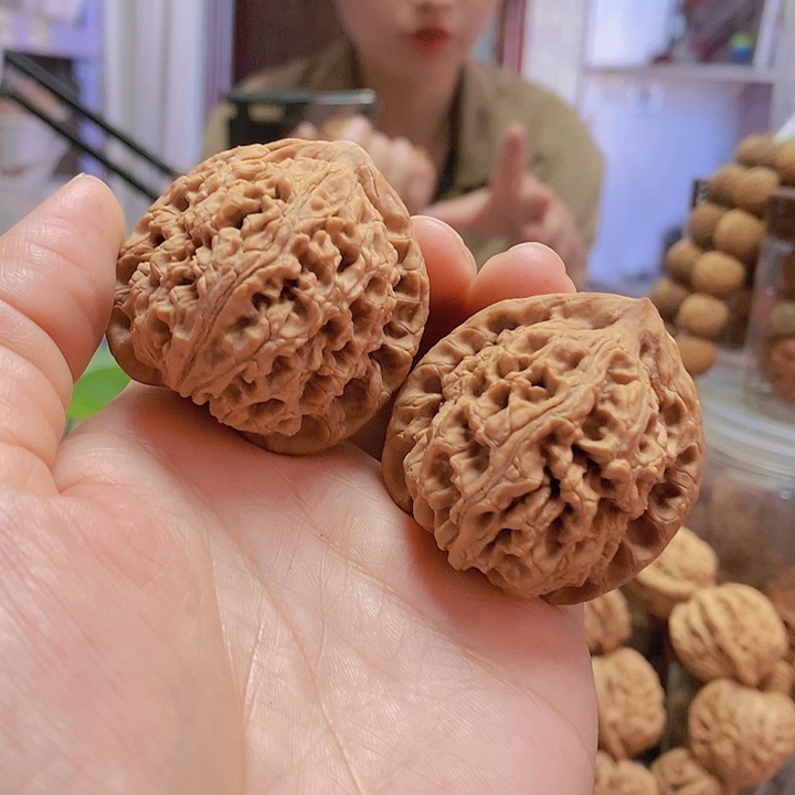 【闪购商品】文玩核桃把件41.5红皮水龙纹