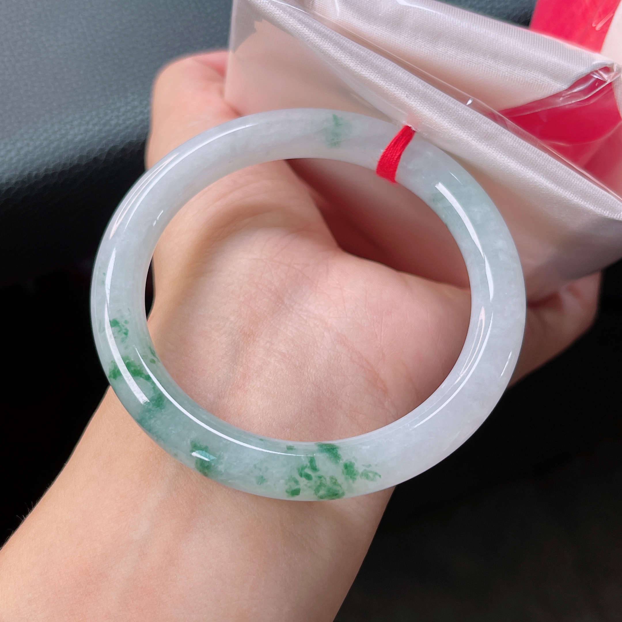 L1018号缅甸天然翡翠A货手镯53-54糯冰冰飘花圆条手镯，好漂亮