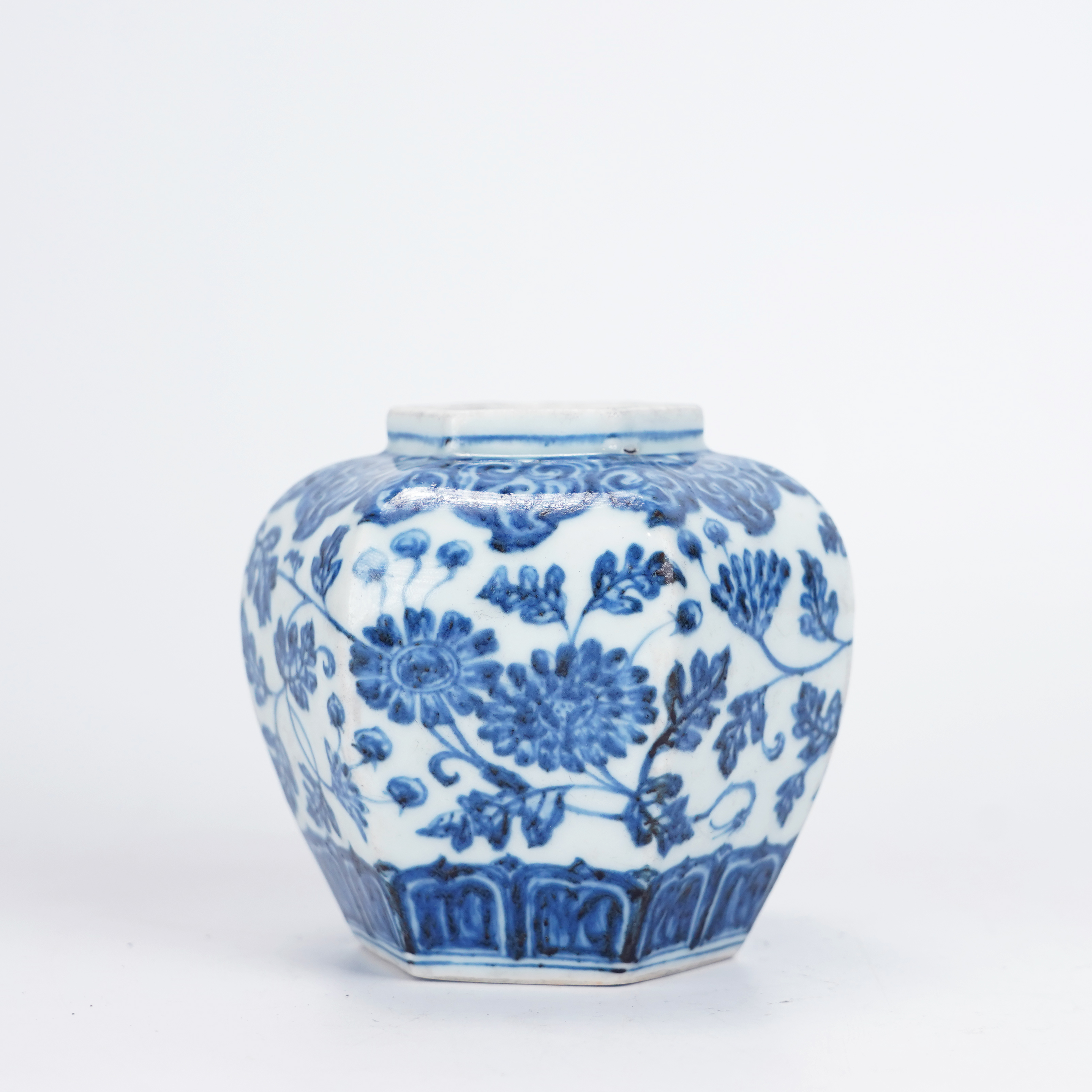 Lot006 明 青花缠枝菊纹六方小罐