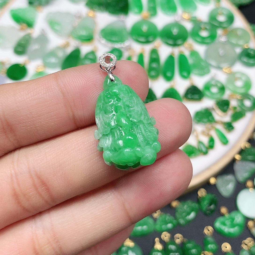 是***我翡翠18K金镶嵌颈饰飘阳绿饱满白菜