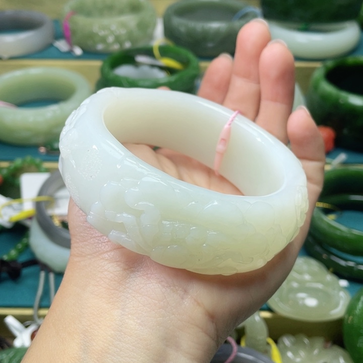 和田玉手镯61圈口 编号88未镶嵌心*