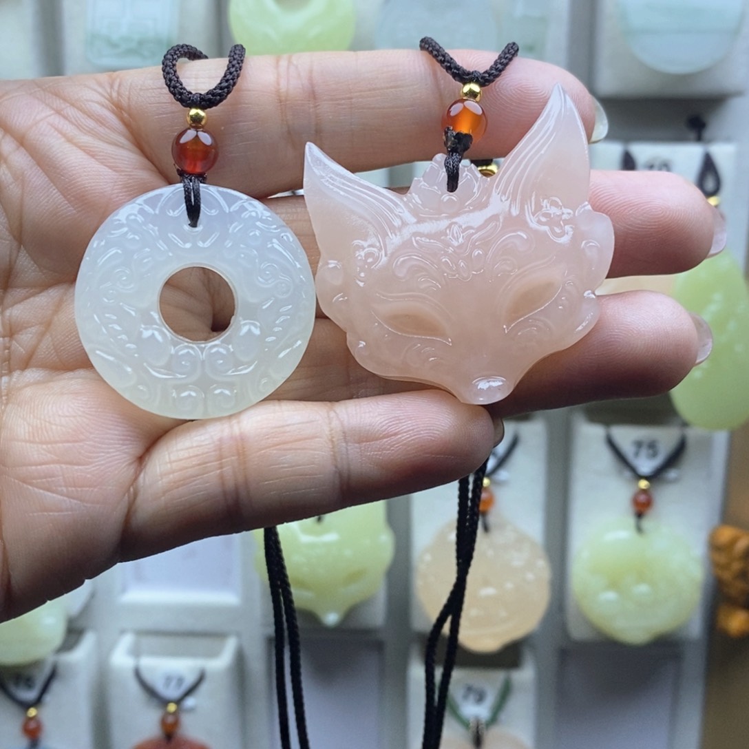 颈饰未镶嵌石英质玉（金丝玉）爆**酱