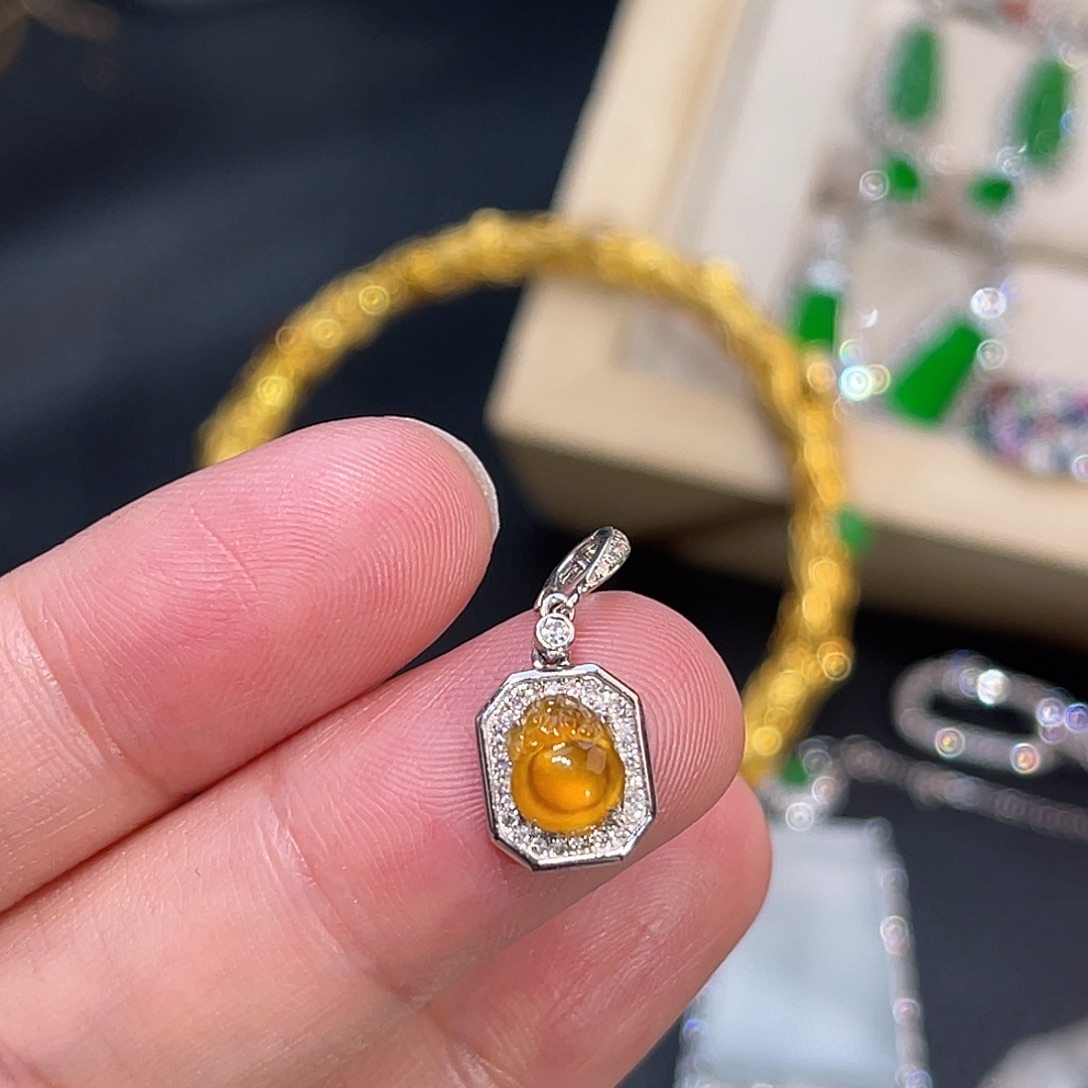 翡翠18K金镶嵌颈饰黄翡金蟾