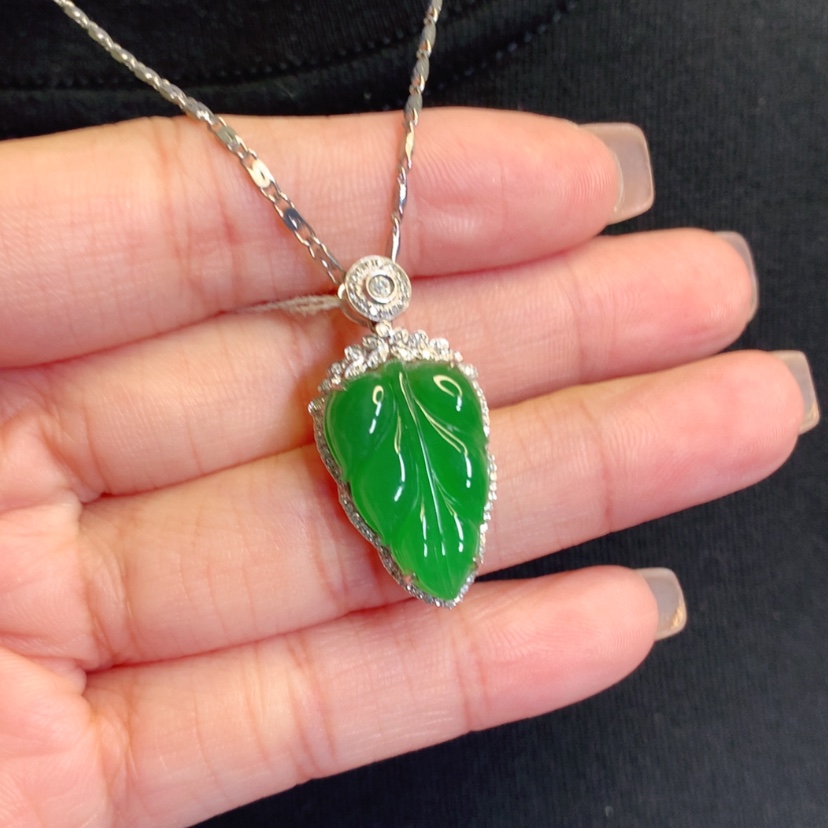 【闪购商品】颈饰18K金镶嵌翡翠叶子