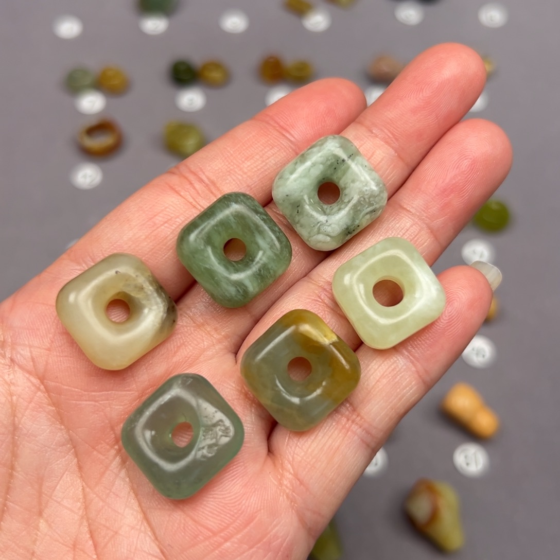 未镶嵌蛇纹石玉颈饰瑕疵款不退不换