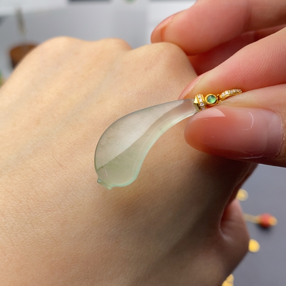 翡翠18K金镶嵌颈饰宝瓶