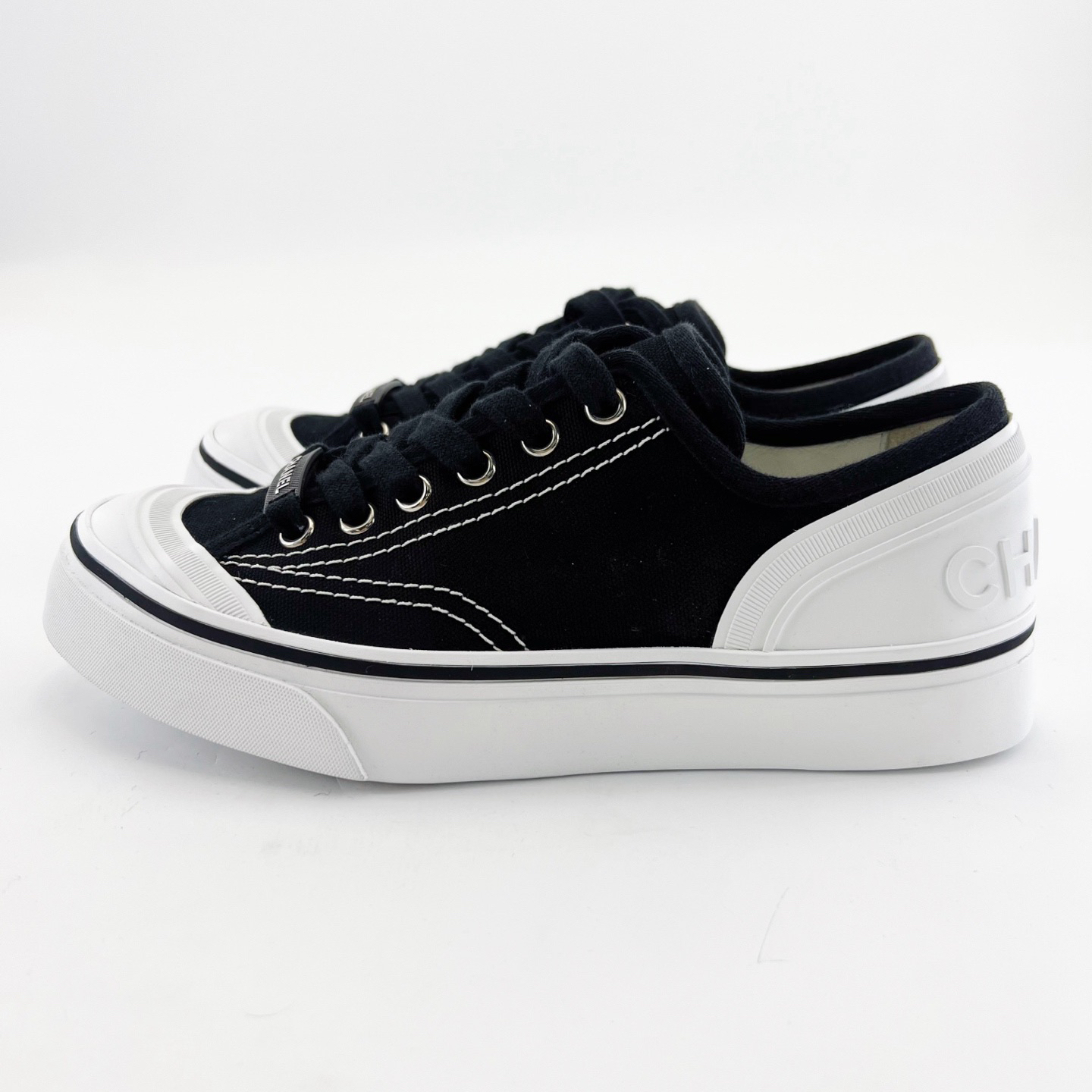 95新 Chanel/香奈儿 35.5码/黑白拼色帆布低帮系带板鞋/16277969