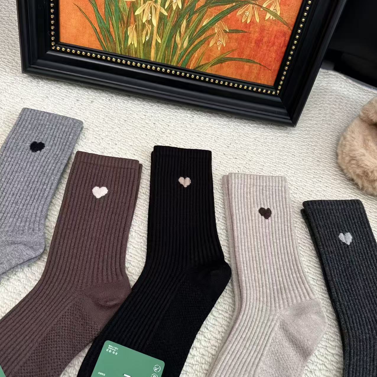 女透气防摩擦冬季中筒防臭中筒袜条纹刺绣极简风