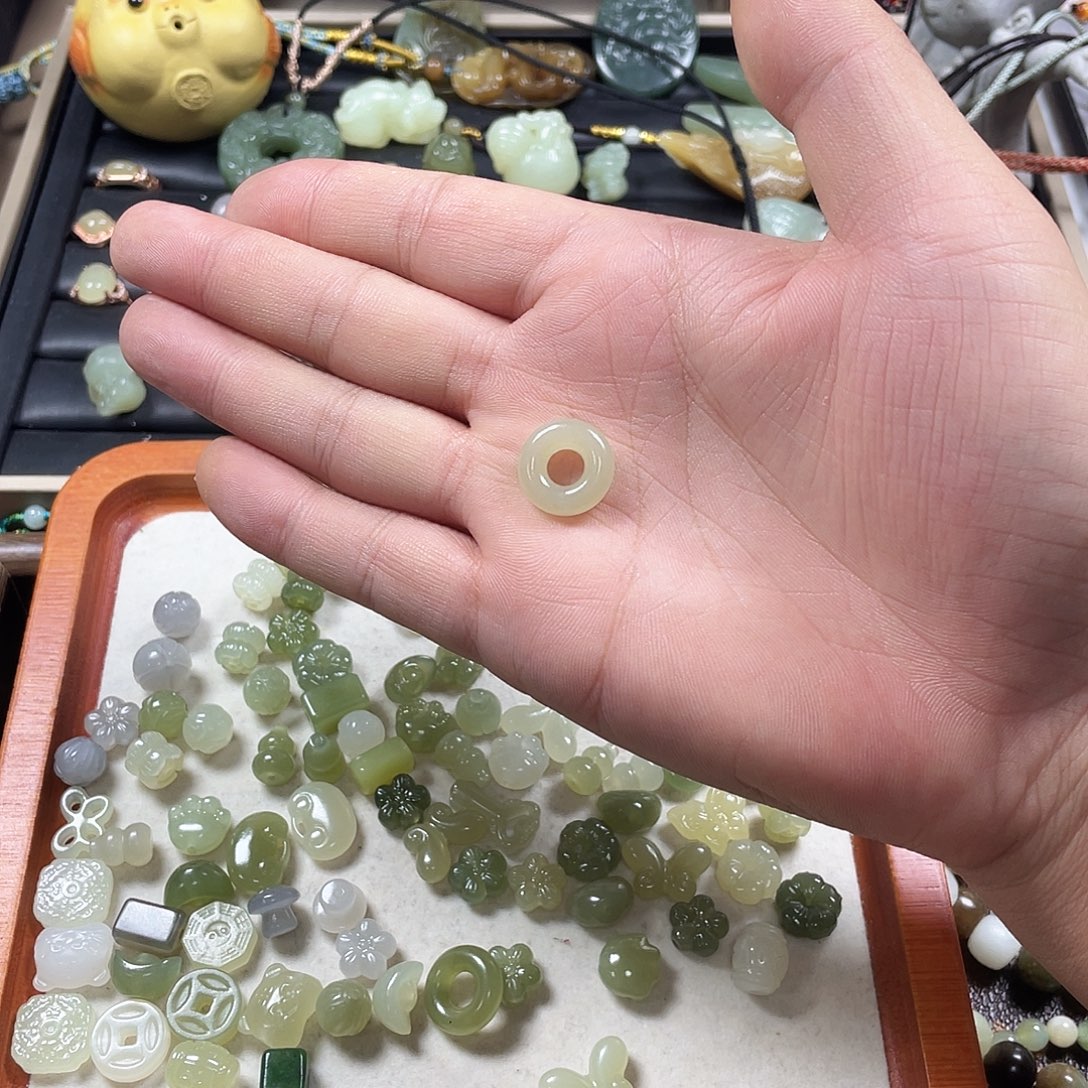 小****和田玉未镶嵌手镯